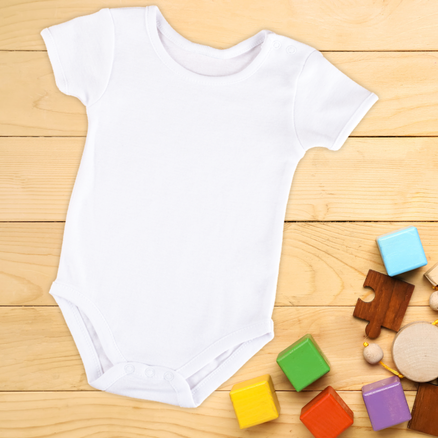 Body bébé blanc sans imprimé posé sur planche en bois avec blocs de couleur à côté.