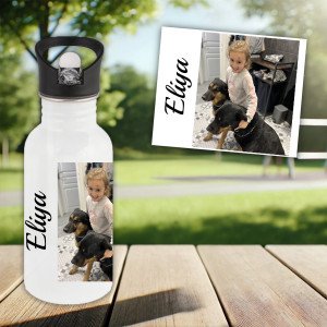Bouteille personnalisée avec photo d’enfant et chien, prénom Éliga, sur fond extérieur; idée de cadeaux pour la rentrée scolaire présentée.