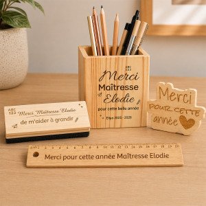 Cadeau personnalisé maître école en bois: ensemble de supports gravés avec "Merci Maîtresse/Maître d'école" et crayonniers, décor chaleureux pour fin d'année.
