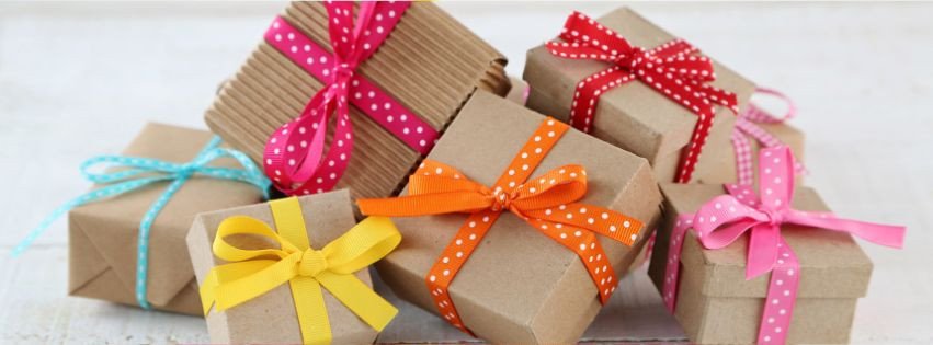 Cadeaux d’entreprise emballés avec rubans colorés, prêts à offrir pour des cadeaux personnalisés entreprise et contexte professionnel.