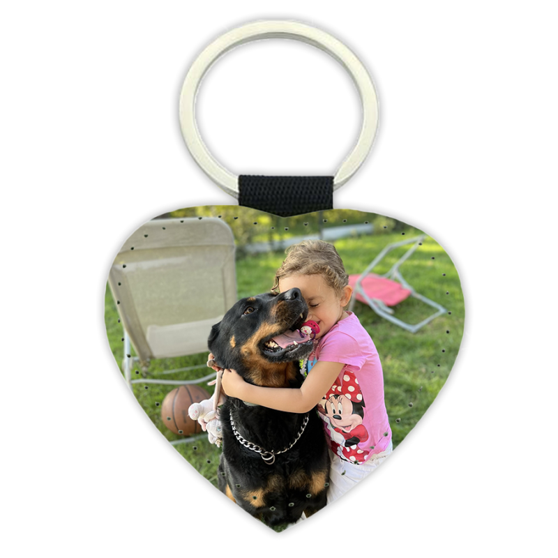 Cœur en forme avec une jeune fille embrassant un grand chien noir en extérieur, sourire et tendresse, décor jardin. Anniversaire papy à fabriquer intégré lorsqu’il est lié à la fête.