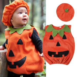 Enfant en costume citrouille d’Halloween avec bonnet et pare-soleil, accessoire orange et vert; protège-tête et tenue assortie avec citrouille joyeuse.