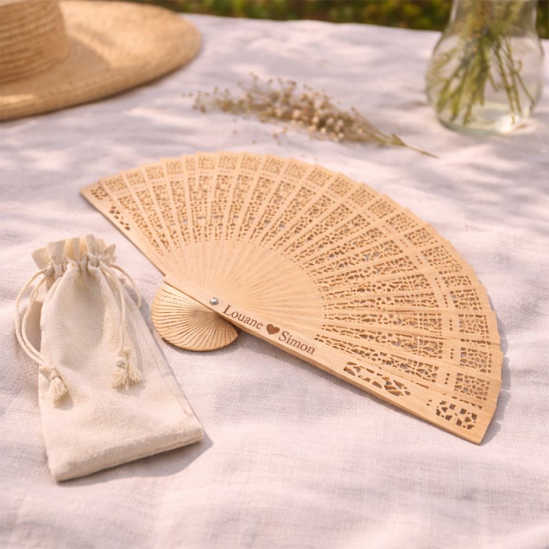 éventail en bois gravé avec noms Louane et Simon, petit sachet en coton assorti, idée x personnalisés mariage pour invités