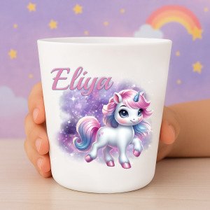 Gobelet réutilisable enfant personnalisé avec nom Éliya et licorne, blanc, posé en main.