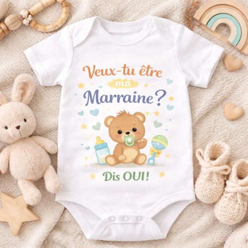 Mini body blanc avec un ourson et des motifs pastel, message “Veux-tu être ma Marraine ? Dis OUI !” dessus.
