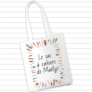 Sac tote personnalisé affichant le dessin d’un enfant, cadre de crayons autour du texte “Le sac à cahiers de Maëlys”, objet personnalisé école enfant.