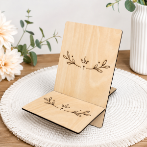 Support photo en bois gravé, plateau et support pliant décoratifs, idéal comme objet personnalisé pour mariage.