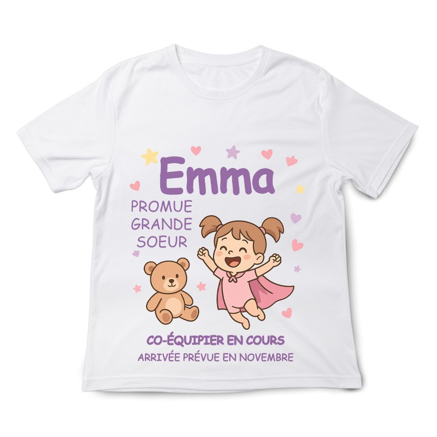 T-shirt blanc avec illustration d’une petite fille et un ours en carton pastel, texte « Emma » et messages humoristiques autour