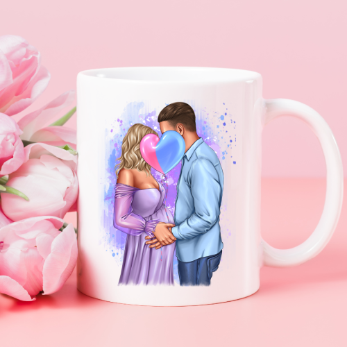 Tasse blanche avec une illustration d’un couple qui s’embrasse et se tient les mains, des cœurs bleus et roses flottant entre