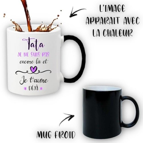 Tasse blanche avec message « Tata je ne suis pas encore là et je t’aime déjà » et tasse noire à côté, description visuelle affichée. Belle phrase pour annoncer une grossesse intégrée.