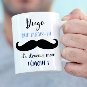 Tasses personnalisées avec prénom Diego et moustache, message humoristique « que dirais-tu de devenir mon témoin ? » pour cadeaux invités mariage personnalisés.